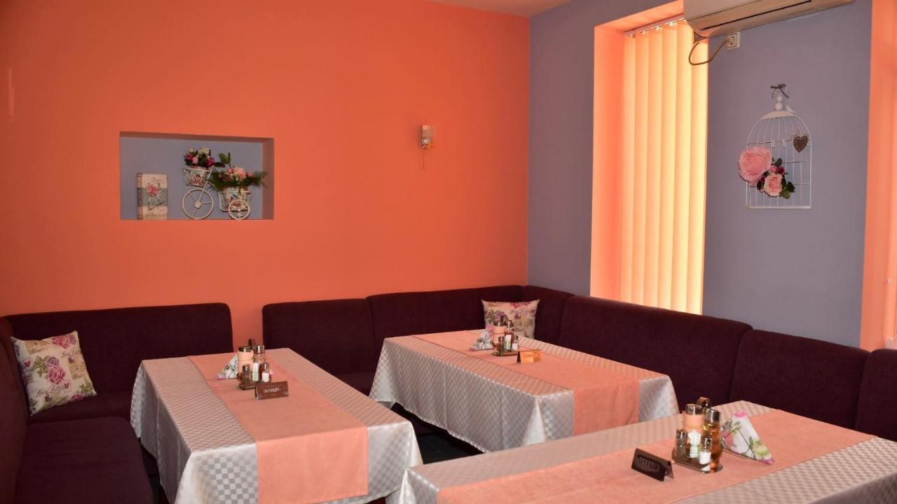 Семеен Хотел Лъки Byala Slatina Exterior photo